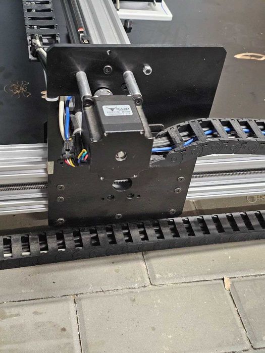 Frezarka CNC o polu roboczym 750×1200 mm