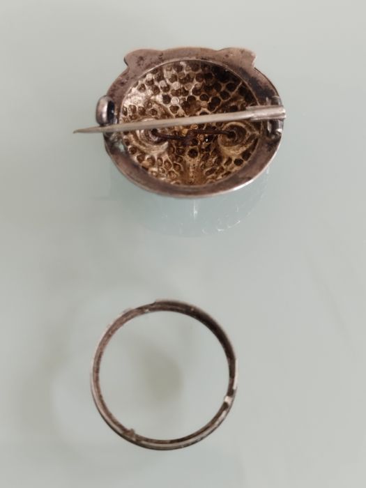 Lindo broche antigo em prata com porta-retratos