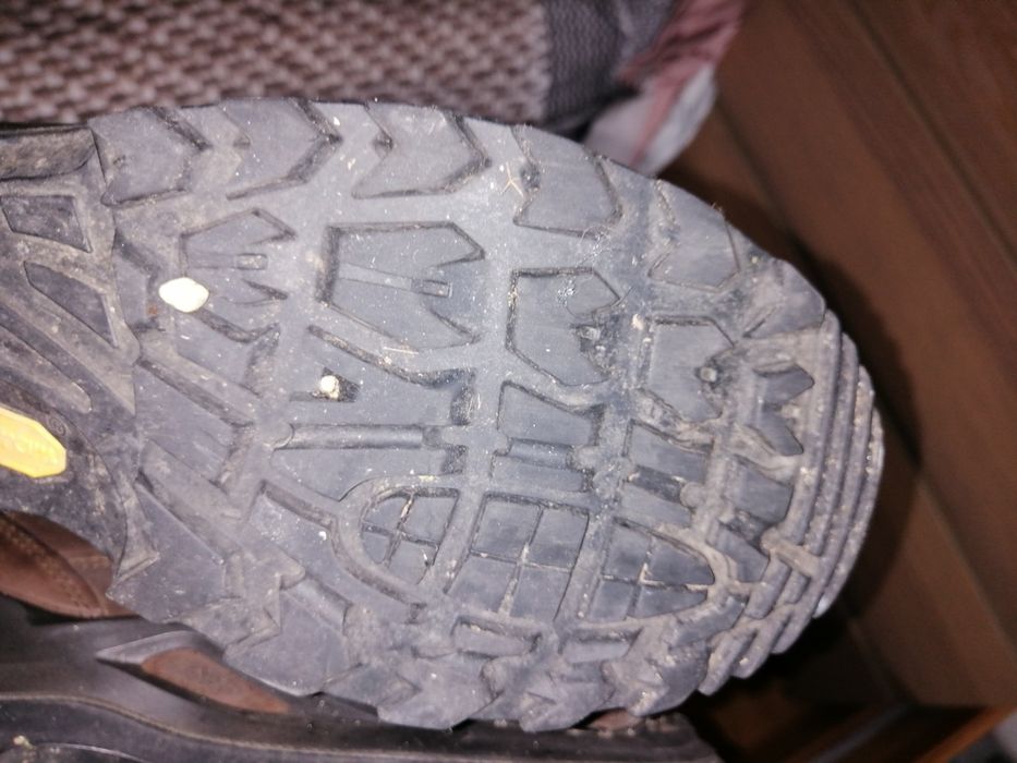 Botas Lowa Nº 46, de pele verdadeira, com pouco uso