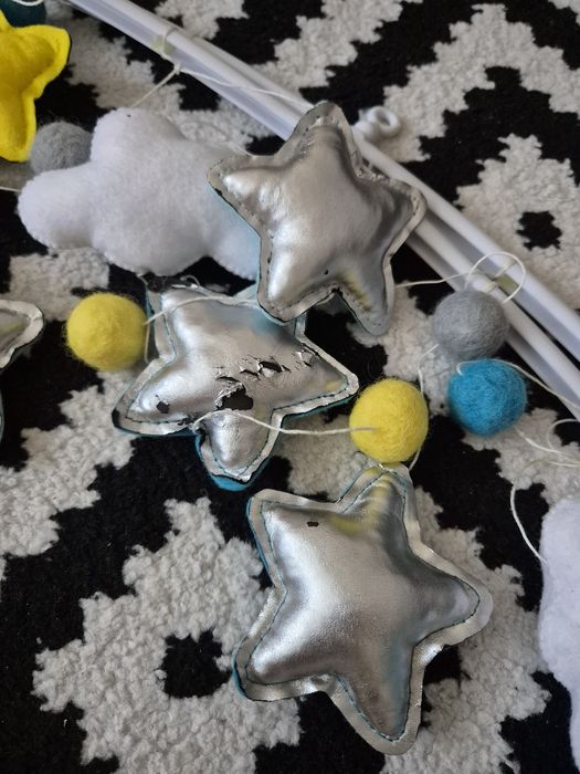 Гарний мобіль у дитяче ліжечко.