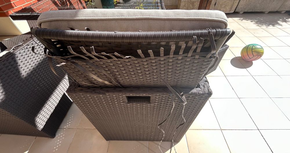 Mesa e cadeiras com repousa pés de Jardim