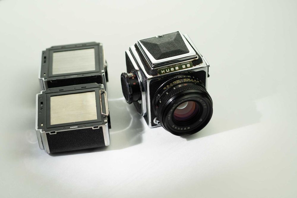 Kiev 88 com Lente 80mm f/2.8 + 2 Backs de Filme – Vende-se no Estado