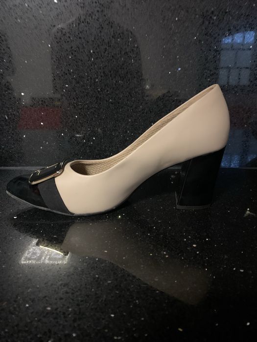 Sapatos beje em cx usado uma vez