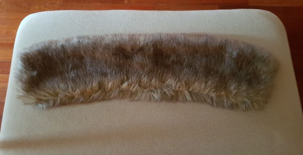 Gola em pelo sintético