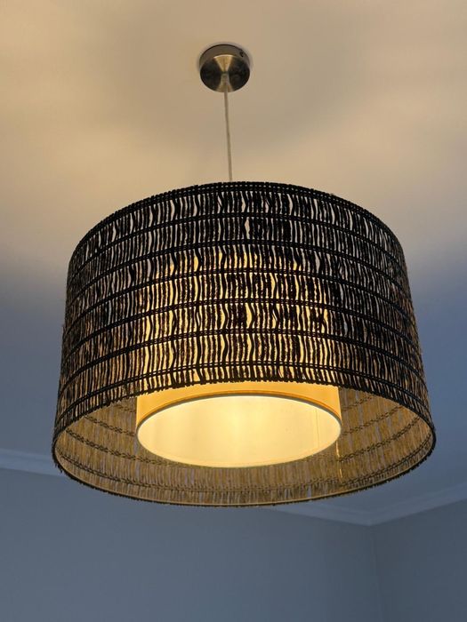 Candeeiro de teto preto e bege