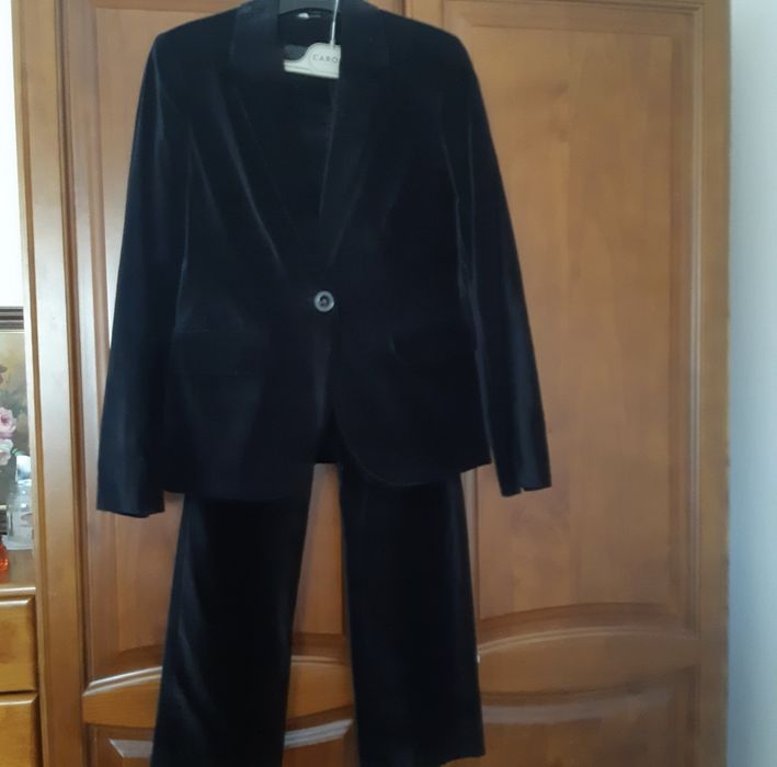 Armário de boa madeira 2 portas com 2 gavetas em baixo.