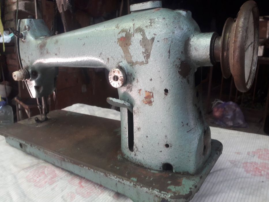 Продам швейну машину(професійну)