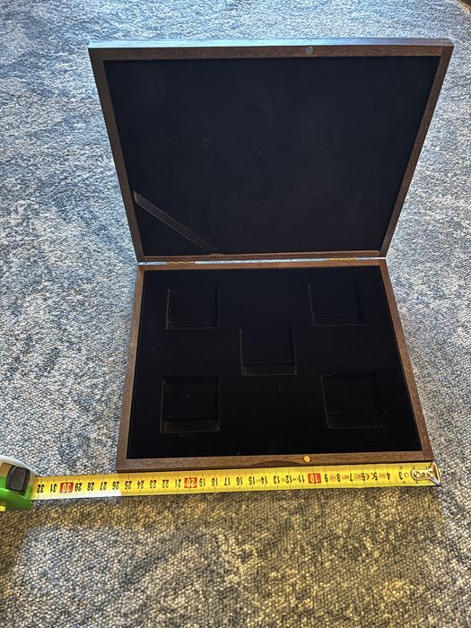 Ładna szkatuła na numizmaty, drewniana, 5 otworów po 5cm.