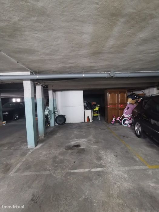 Garagem de 10m² com iluminação na Maia, Porto