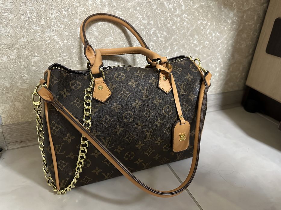 Продам сумку новую , классическую модель Louis Vuitton Speedy . Покупала  ее за 2500,не подошла  по размеру .