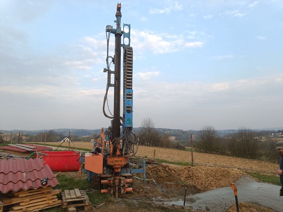 Czyszczenie studni kopanych oraz głębinowych/Wiercenie studni głębinowych.