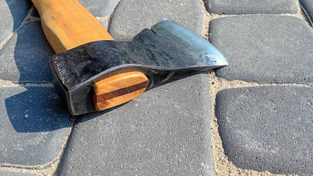 Ręcznie kuta siekiera średnia 1,2kg / 58cm akacja