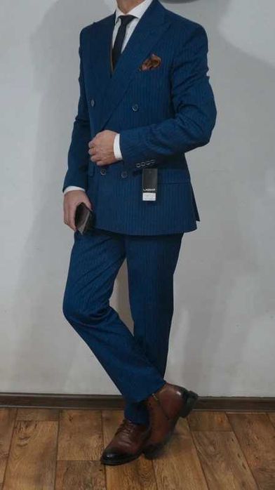 Garnitur Nowy Dwurzędowy Lassar Rozmiar od 176 po 188 Granatowy Prążki