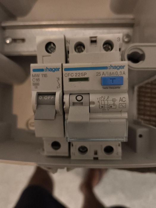 Quadro elétrico completo Jangar IP65 com aparelhagem Hager – usado, em bom estado.