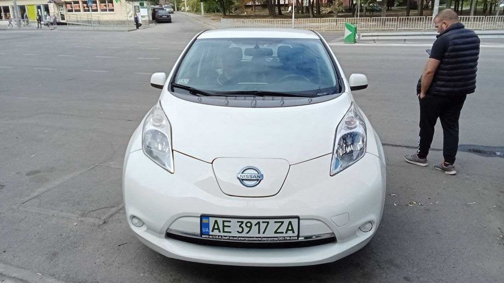 nissan leaf SV 2016 30 квч 54т км белый сша 11 из 12