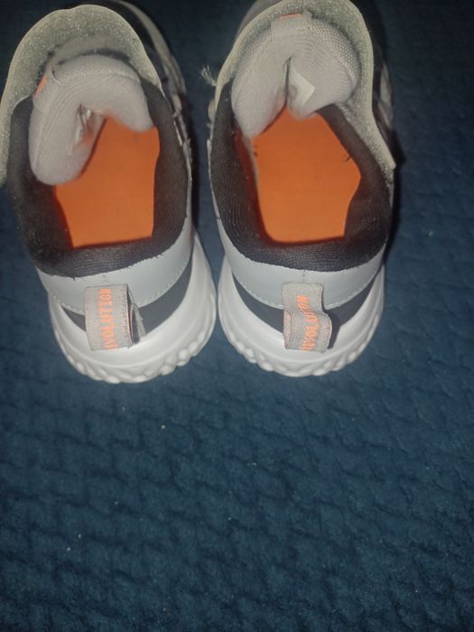 Adidasy dziewczece lub chlopiece.