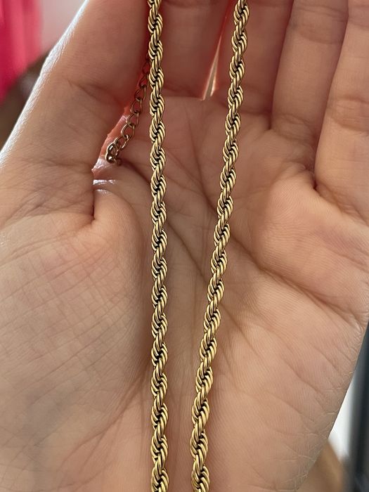 Colar dourado em aço inoxidável