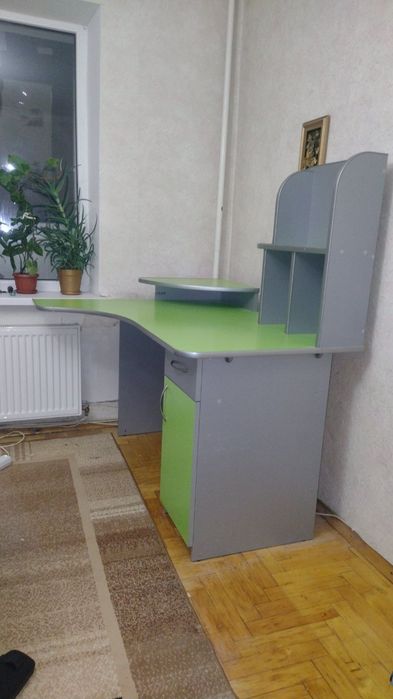 Комп'ютерний стіл