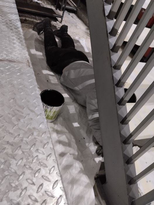 Prestação de serviços de serralheria  pintura etc