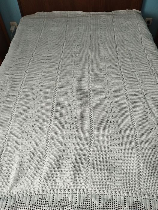 Colcha em renda feita á mão,linha âncora.