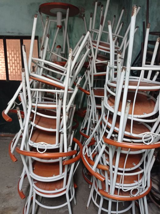 Mesas redondas e cadeiras