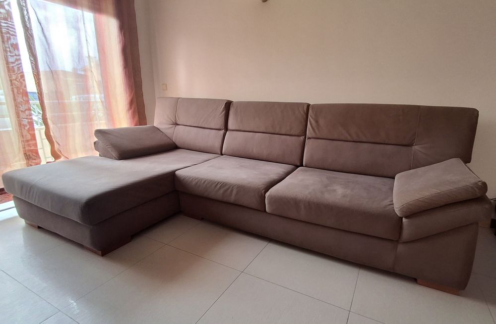 Um sofá  chaise longue