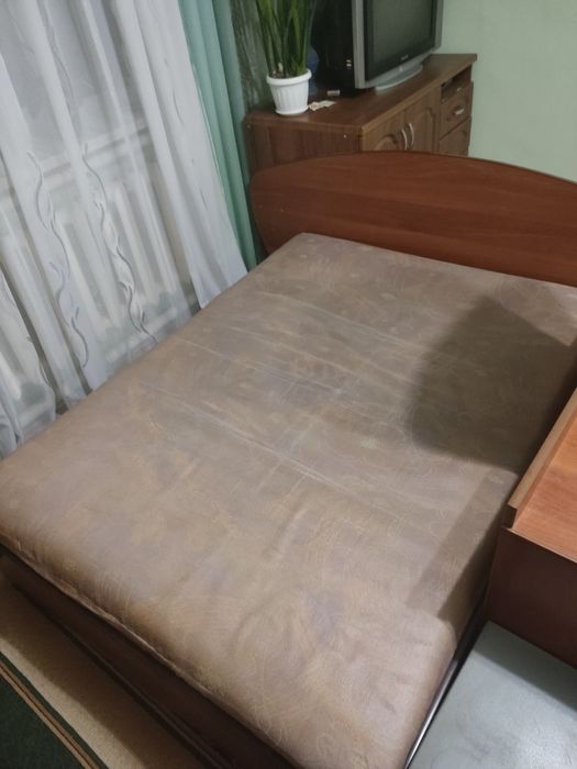 Ліжко з полочкой