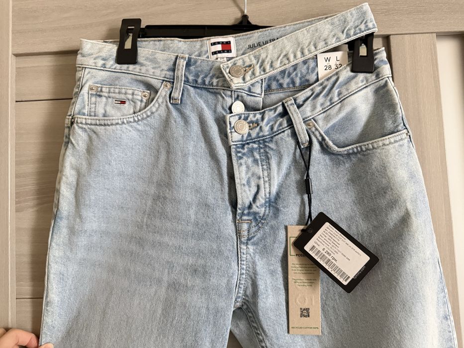 Джинсы голубые  с вырезом Джинсы Tommy Jeans