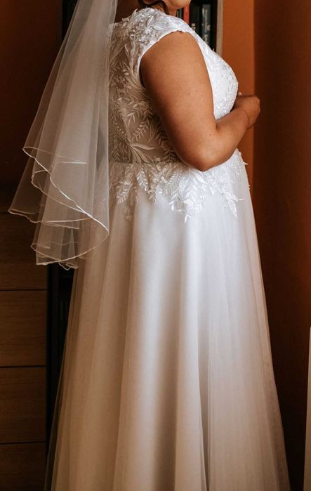 Suknia ślubna z welonem