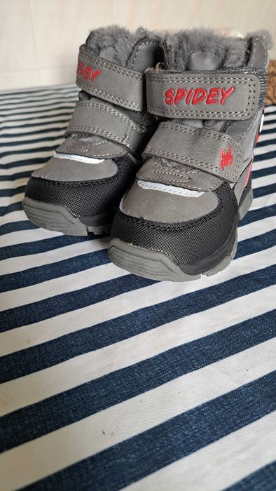 Botas para bebê tam EUR 18/19 e 21; Camisa Mango + protetor de berço