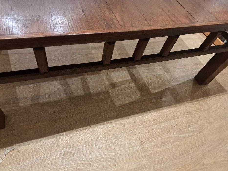 Mesa de madeira de sala