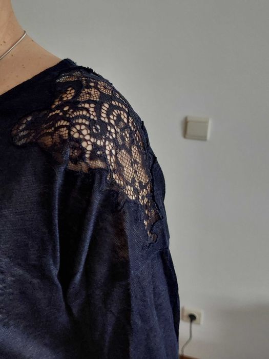 Camisola da Massimo Dutti, em azul escuro com aplicação em renda.