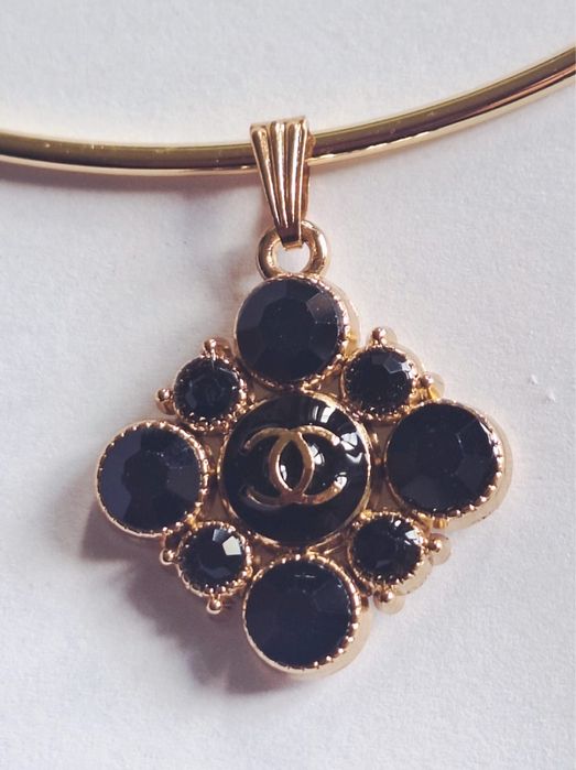 Piekny choker z logowanym wisiorkiem