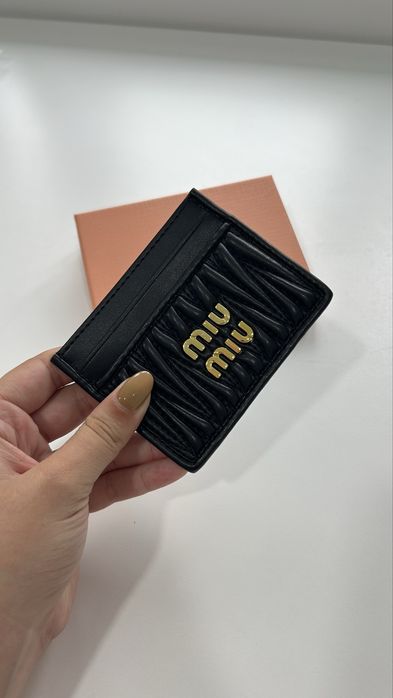 Porta-Cartões Miu Miu Preto – Autêntico, com Recibo e Caixa