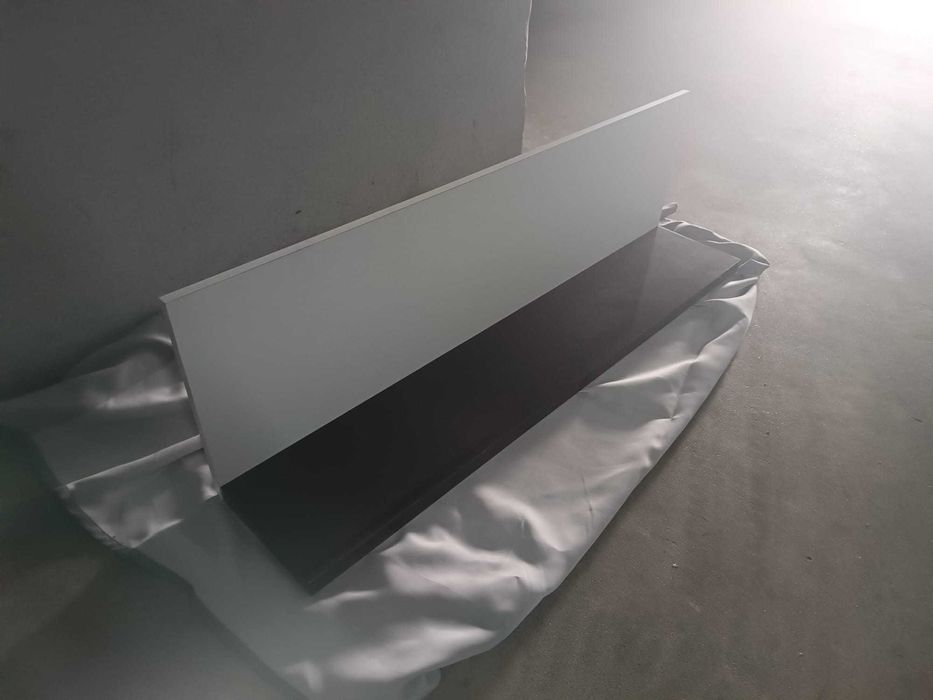 Móvel de sala com diferentes elementos em branco e preto