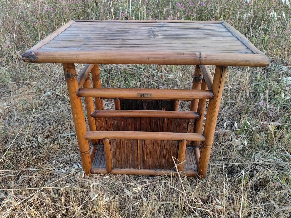 Mesa auxiliar em bambu com porta-revistas – Inthai
