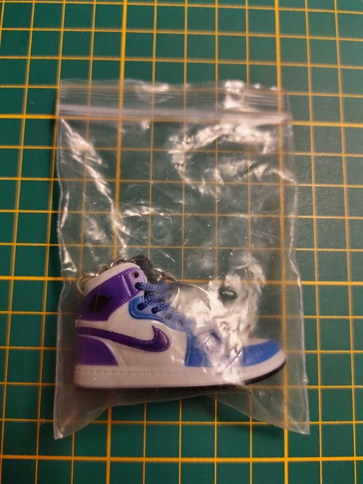 breloczek Nike Air Jordan niebiesko fioletowy
