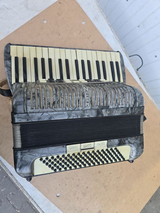 Akordeon Hohner Tango-80 basów z registrami.