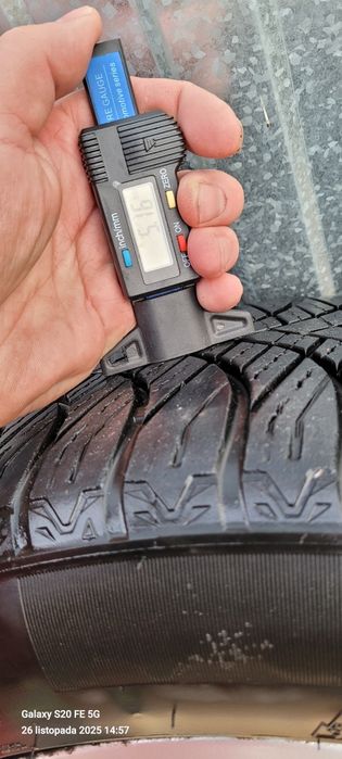 Sprzedam opony z felgami i kompletem kołpaków