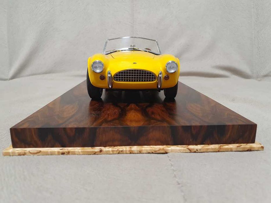 1 18 Exoto Cobra Roadster 260 (Pearl Yellow) 1962