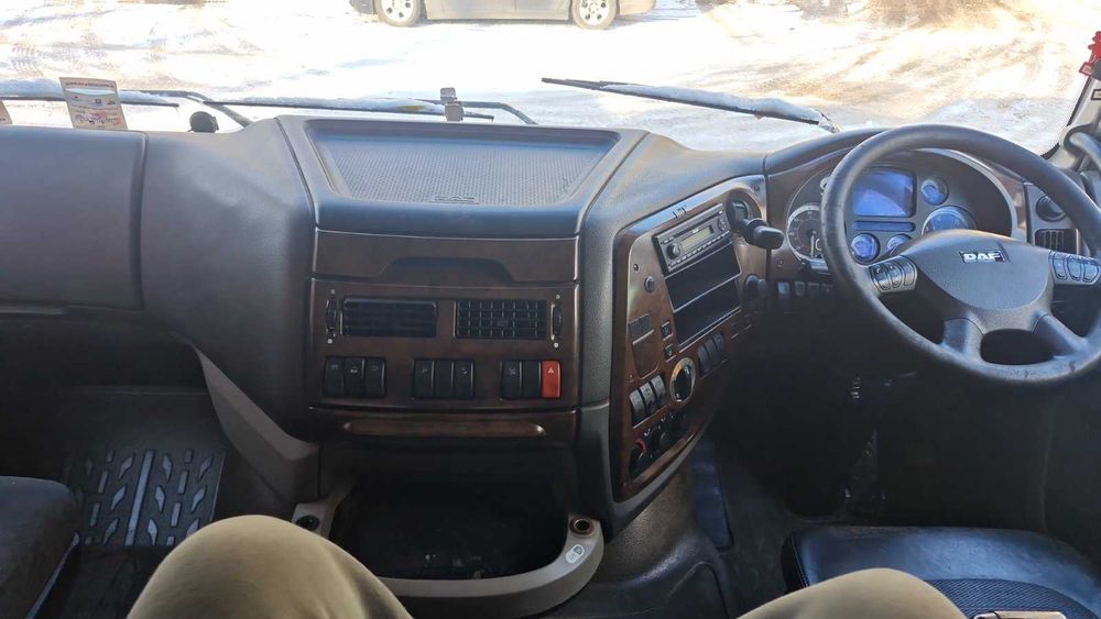 Сідельний тягач DAF XF105.460 під напівпричіп самосвал правий руль