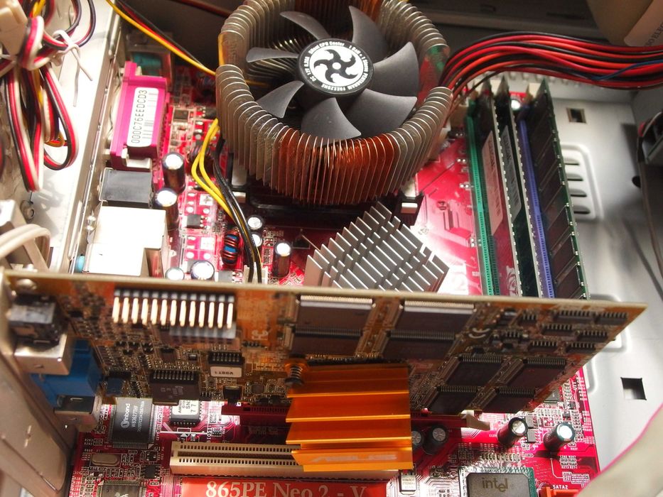 Retro komputer PC Pentium 4 1,5GB RAM Riva TNT2 MSI 865PE