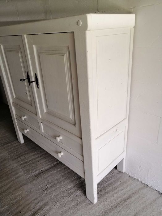 Komoda, witryna z litego dębu, kute zamki. Oryginał