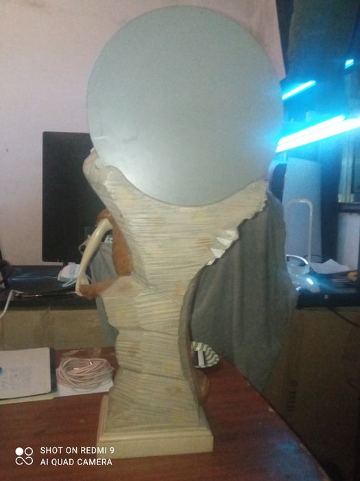 Vendo estátua com espelho