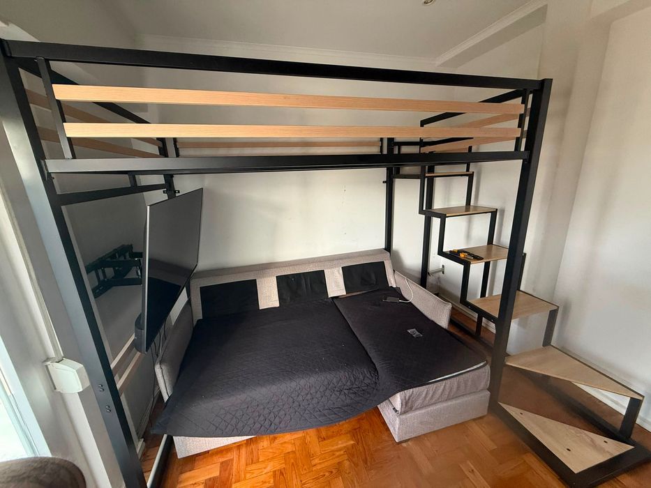 Cama alta em metal com escada