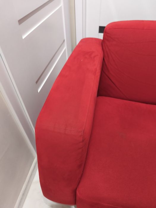 dwa czerwone fotele