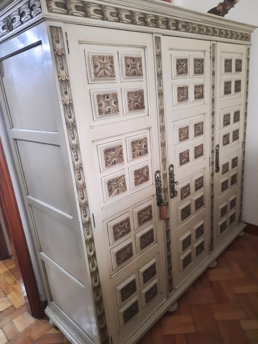 Móvel roupeiro muito antigo