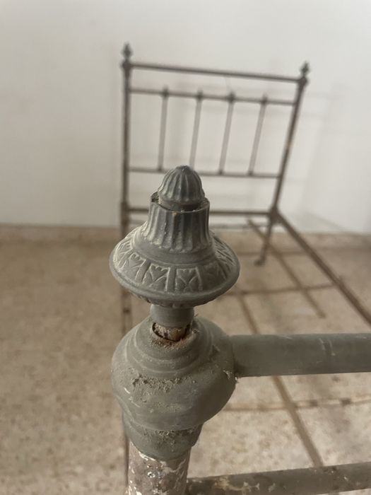 Cama de ferro antiga para recuperar