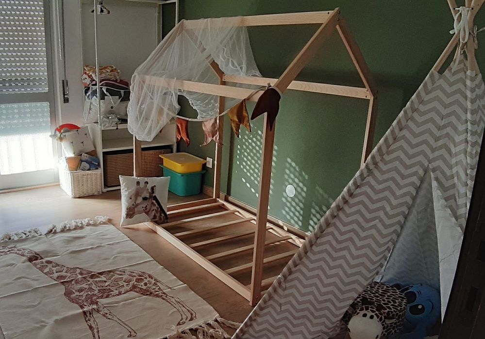 Cama de bebê , natural em madeira pinho