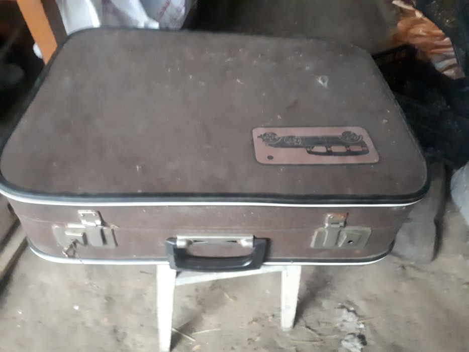 Продам чемоданы старые.